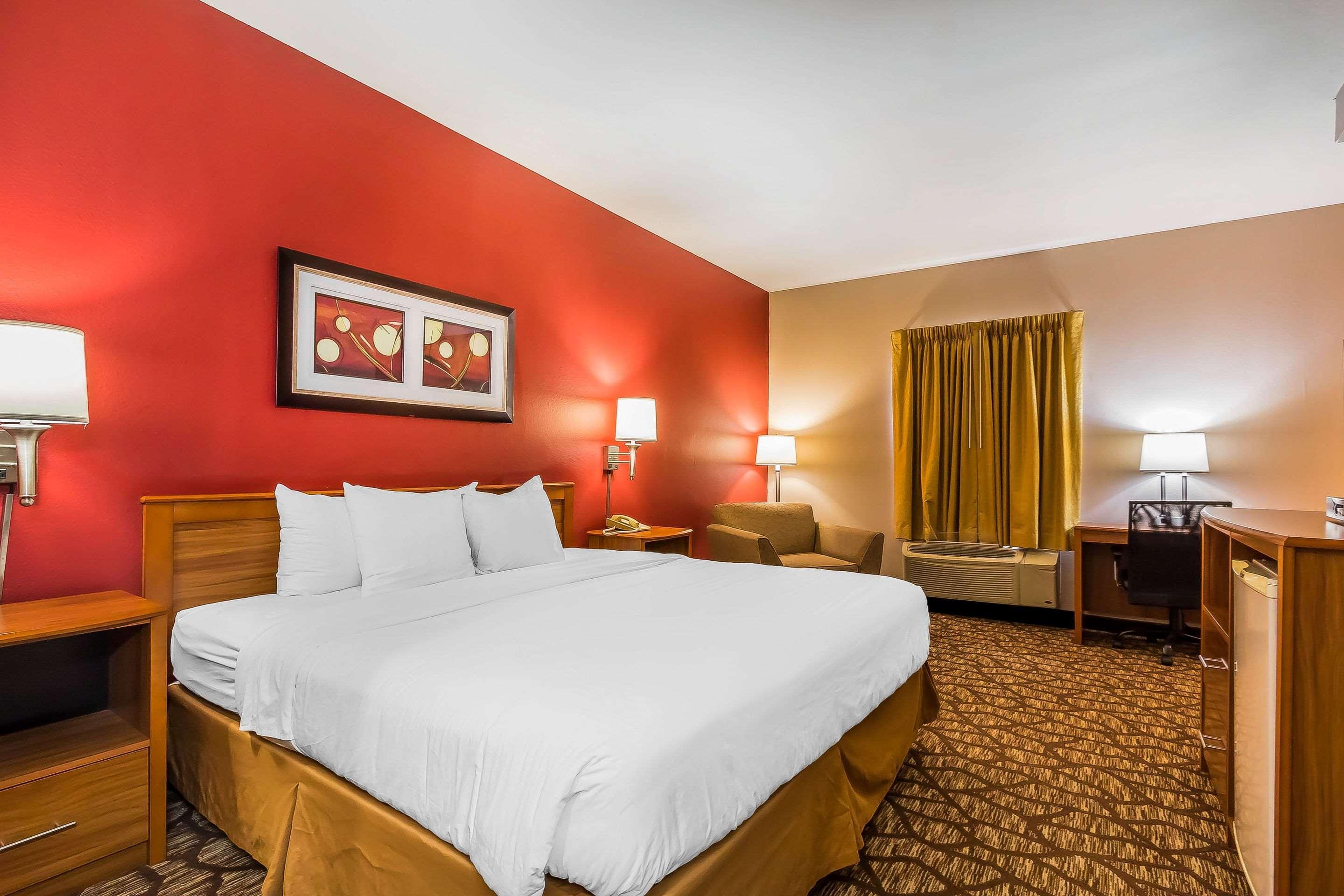 Quality Inn & Suites Chesterfield Village Springfield Dış mekan fotoğraf
