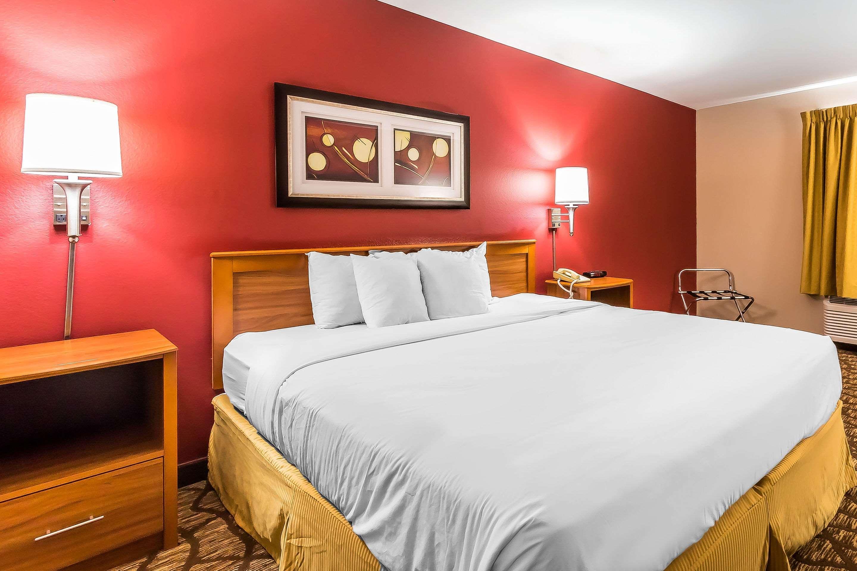 Quality Inn & Suites Chesterfield Village Springfield Dış mekan fotoğraf
