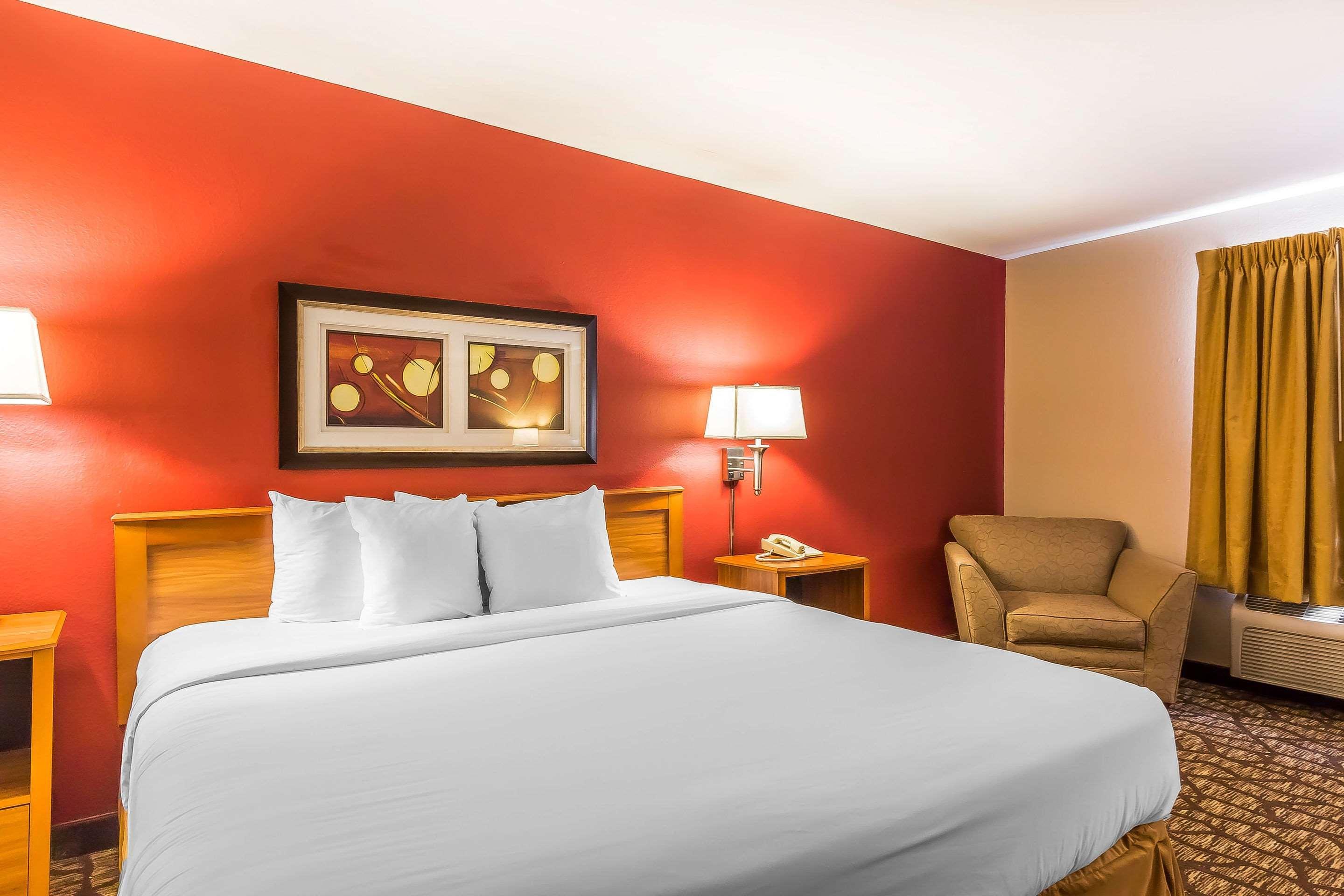 Quality Inn & Suites Chesterfield Village Springfield Dış mekan fotoğraf