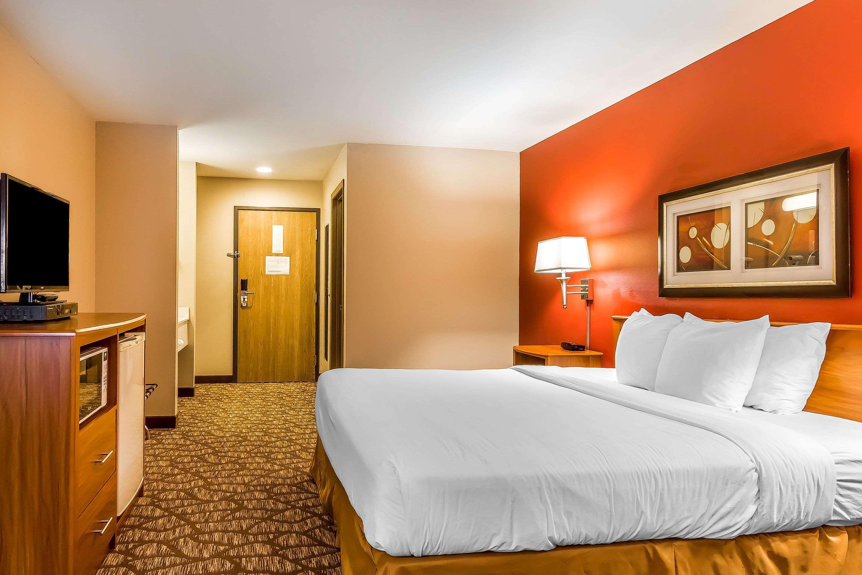 Quality Inn & Suites Chesterfield Village Springfield Dış mekan fotoğraf