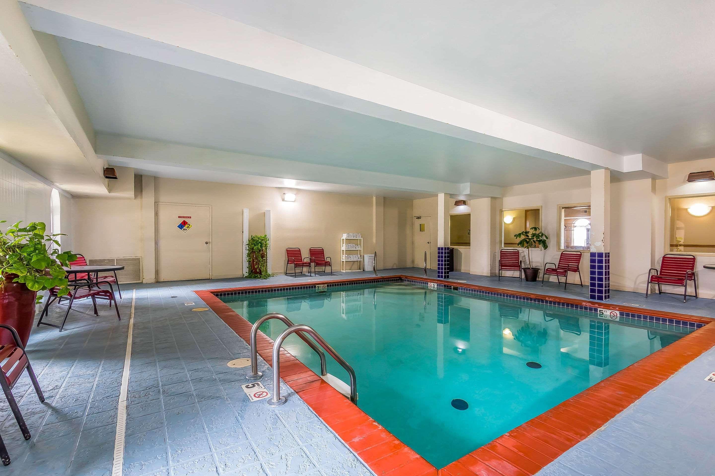 Quality Inn & Suites Chesterfield Village Springfield Dış mekan fotoğraf