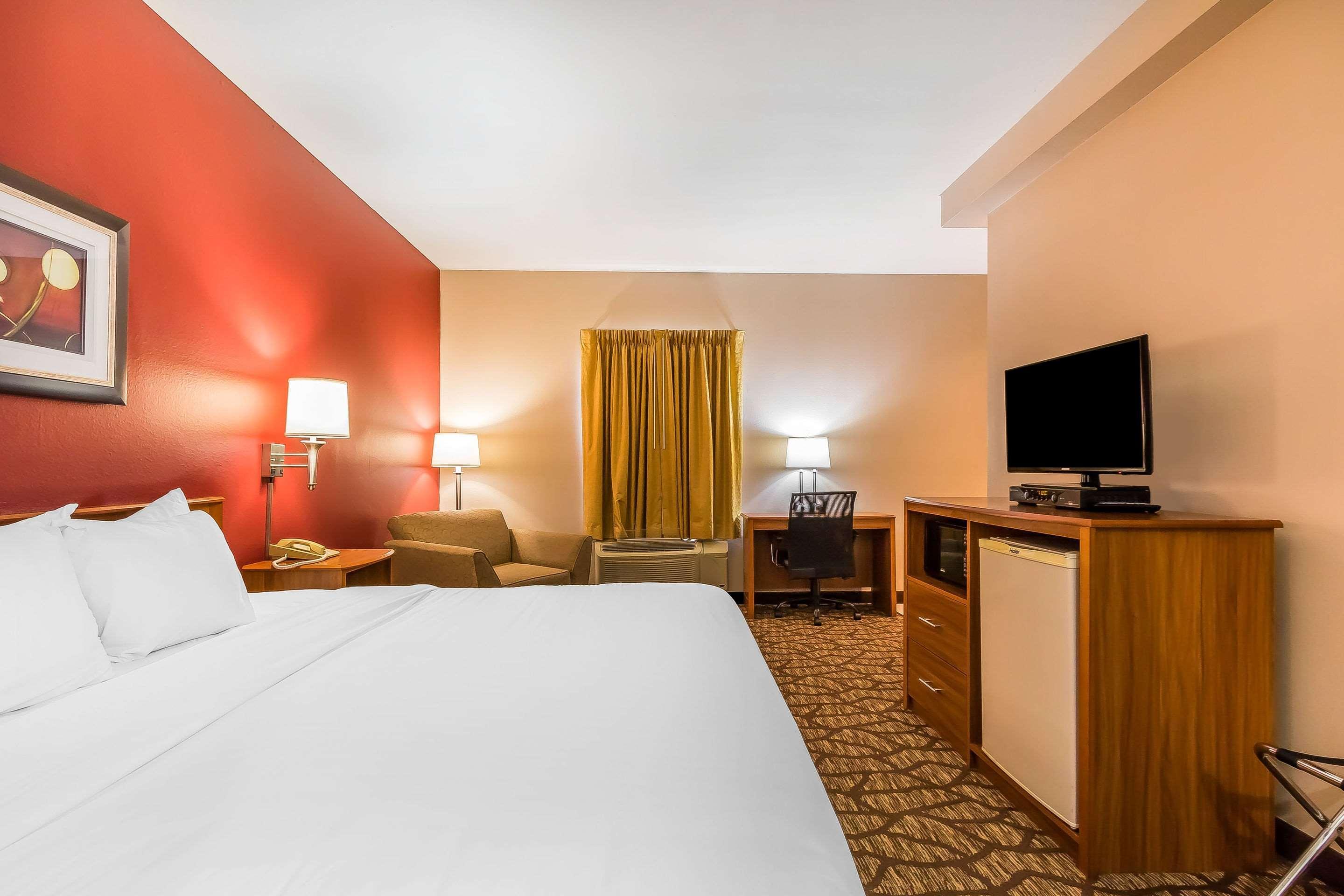 Quality Inn & Suites Chesterfield Village Springfield Dış mekan fotoğraf