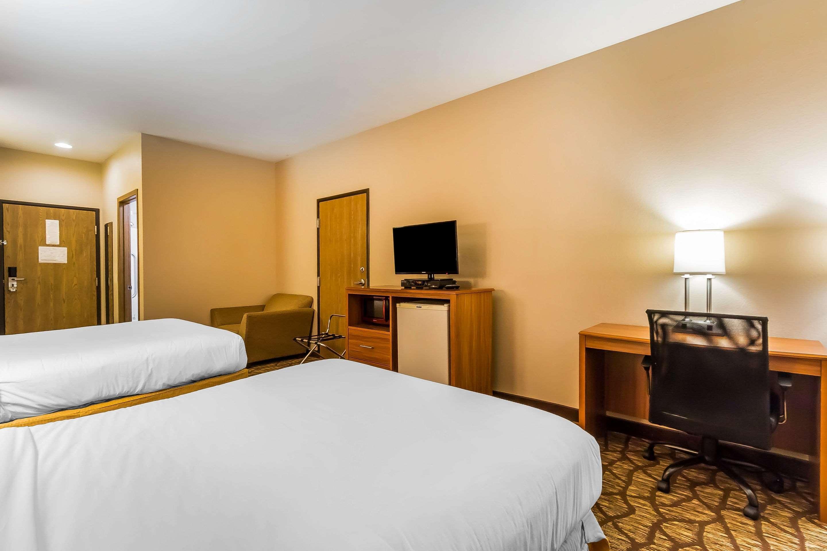 Quality Inn & Suites Chesterfield Village Springfield Dış mekan fotoğraf
