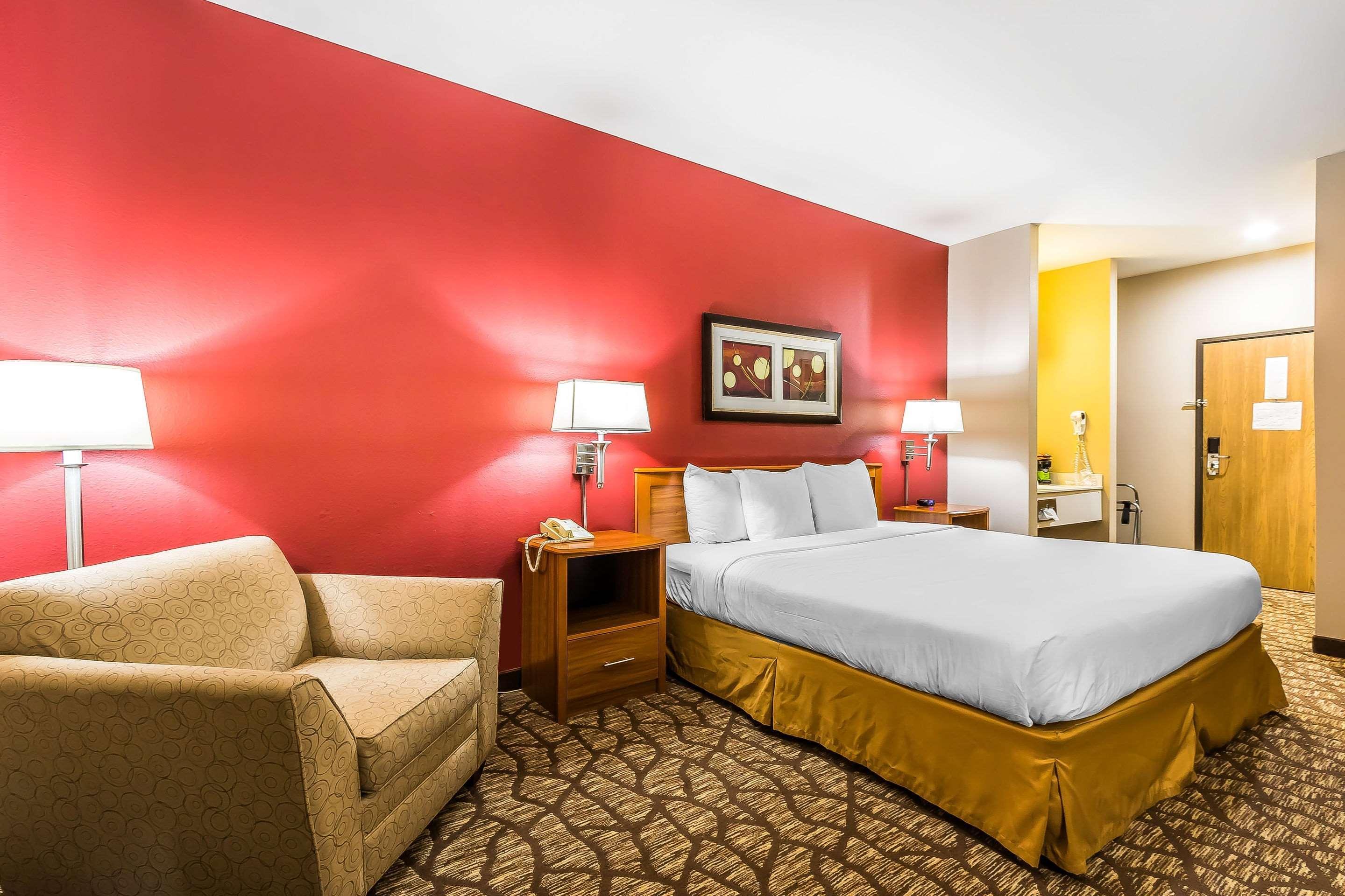 Quality Inn & Suites Chesterfield Village Springfield Dış mekan fotoğraf