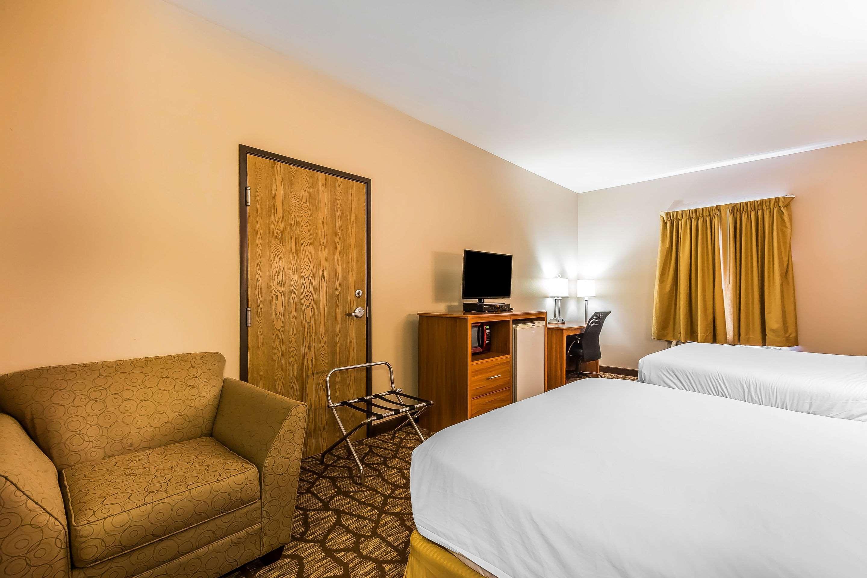 Quality Inn & Suites Chesterfield Village Springfield Dış mekan fotoğraf
