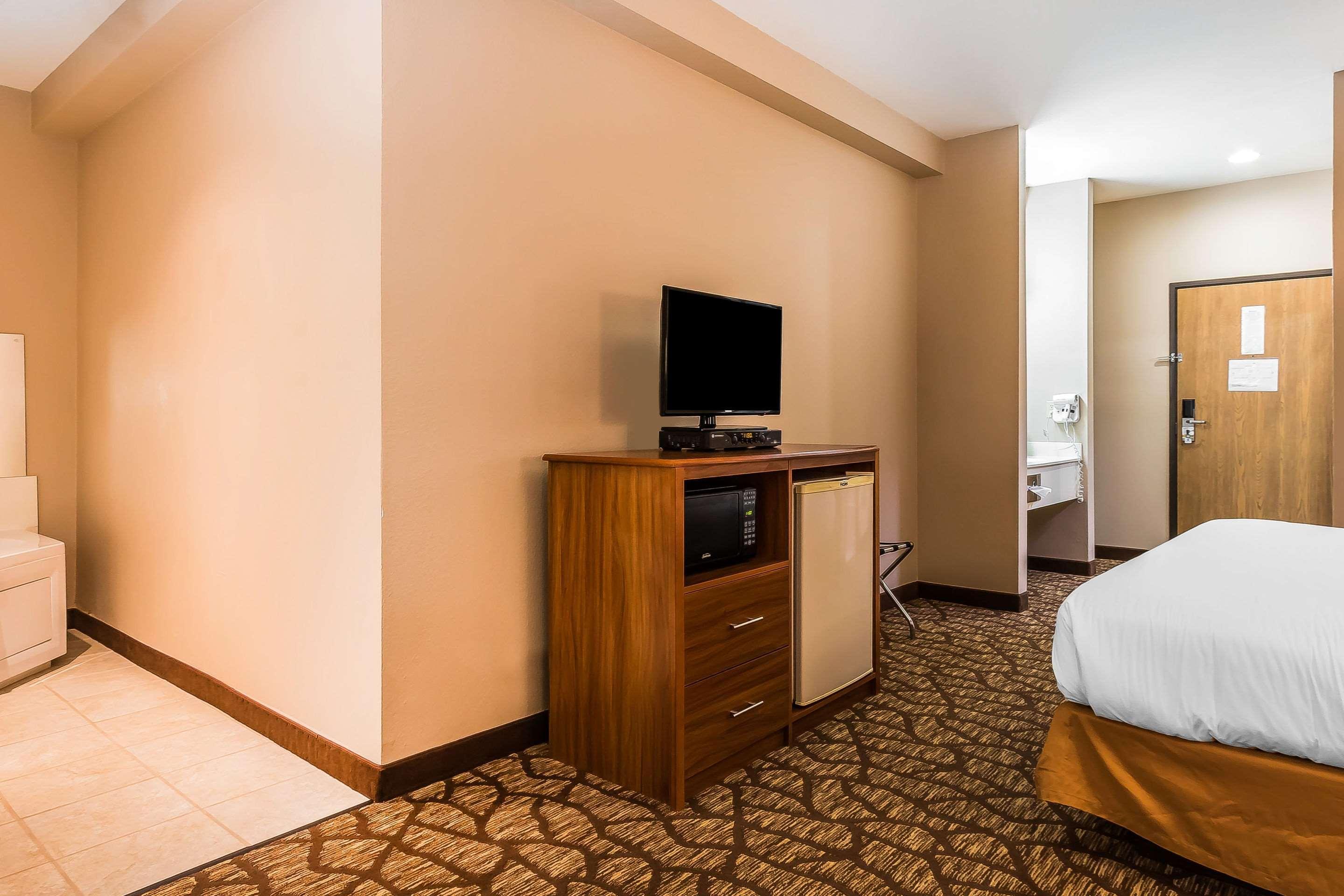 Quality Inn & Suites Chesterfield Village Springfield Dış mekan fotoğraf