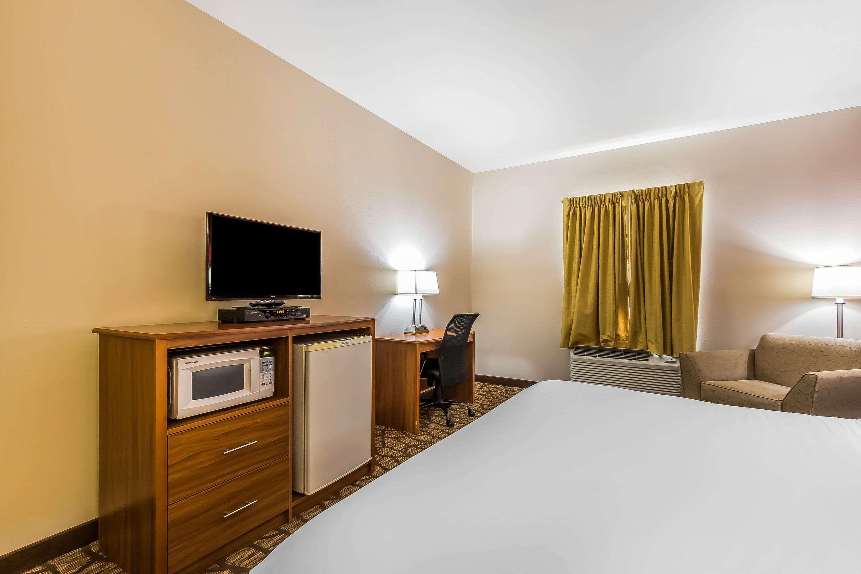 Quality Inn & Suites Chesterfield Village Springfield Dış mekan fotoğraf