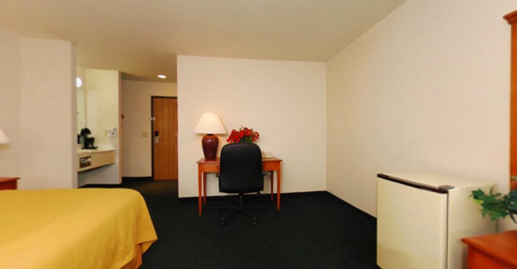 Quality Inn & Suites Chesterfield Village Springfield Dış mekan fotoğraf