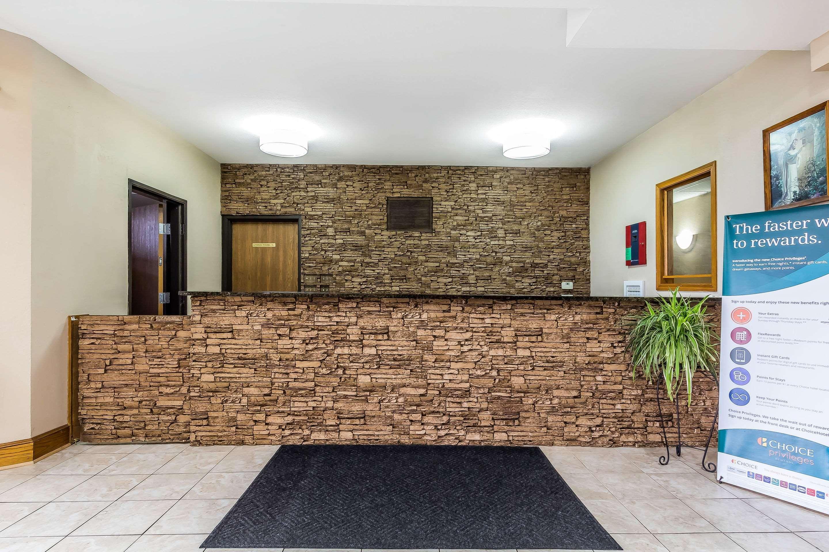 Quality Inn & Suites Chesterfield Village Springfield Dış mekan fotoğraf