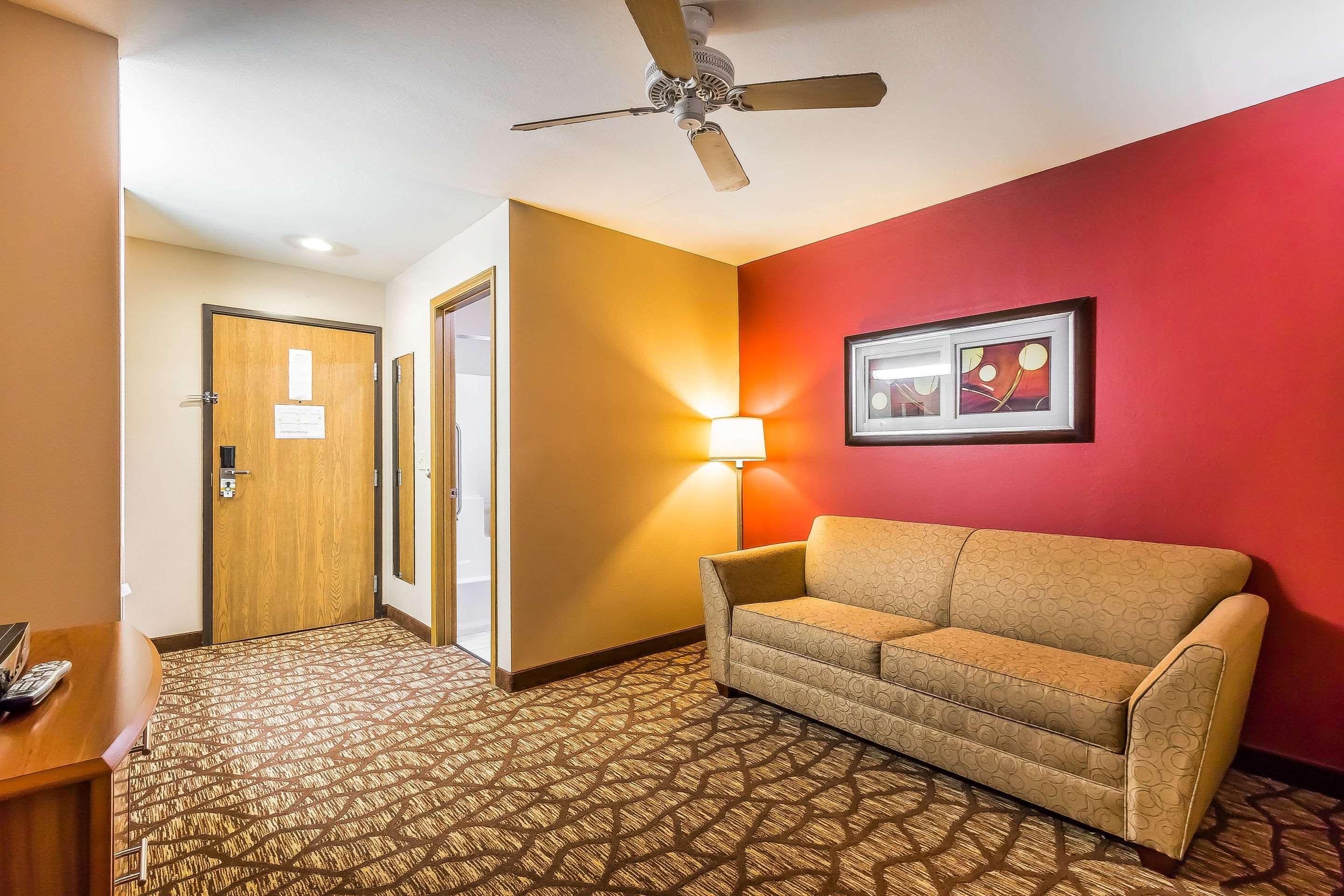 Quality Inn & Suites Chesterfield Village Springfield Dış mekan fotoğraf