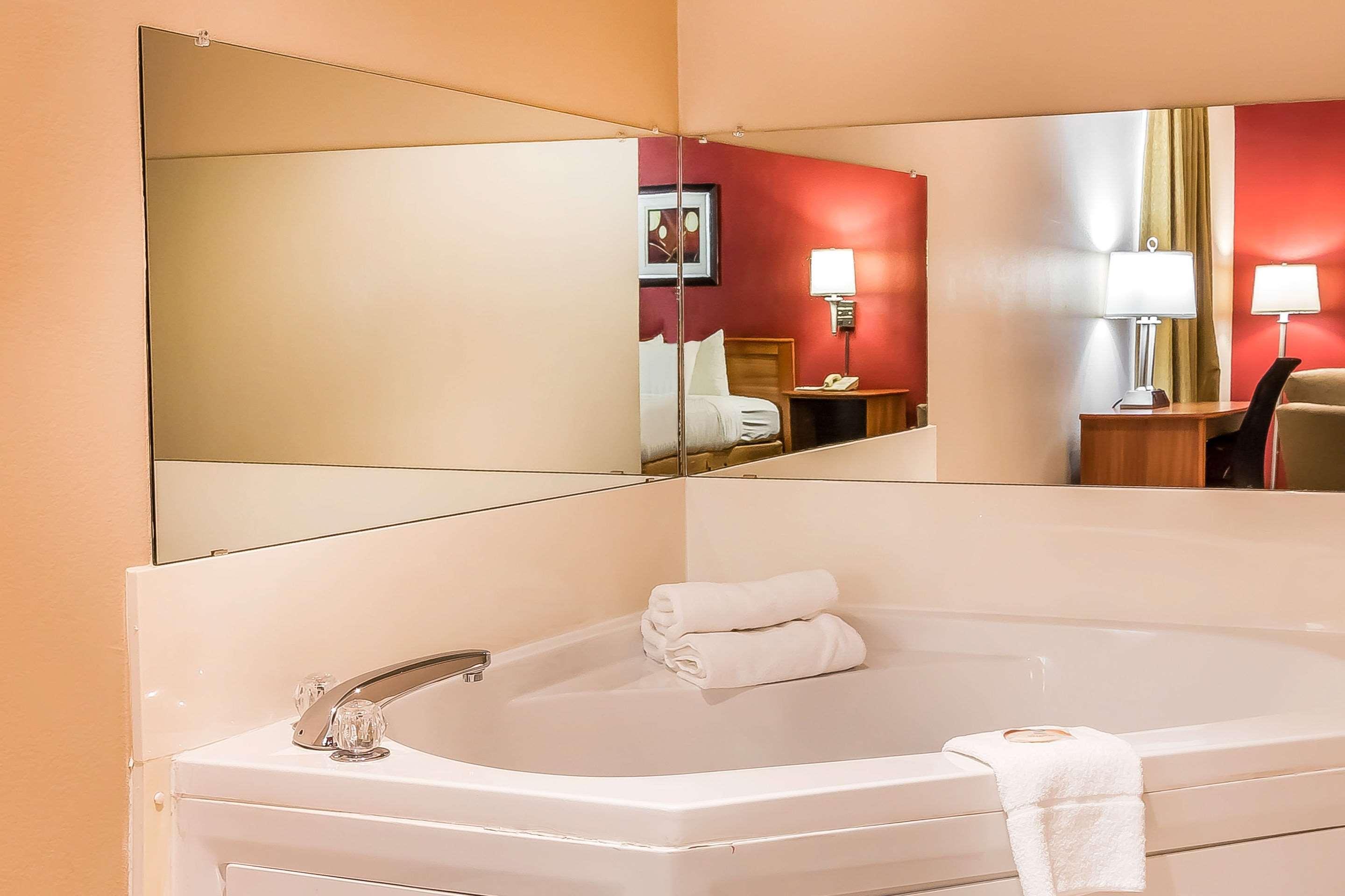 Quality Inn & Suites Chesterfield Village Springfield Dış mekan fotoğraf
