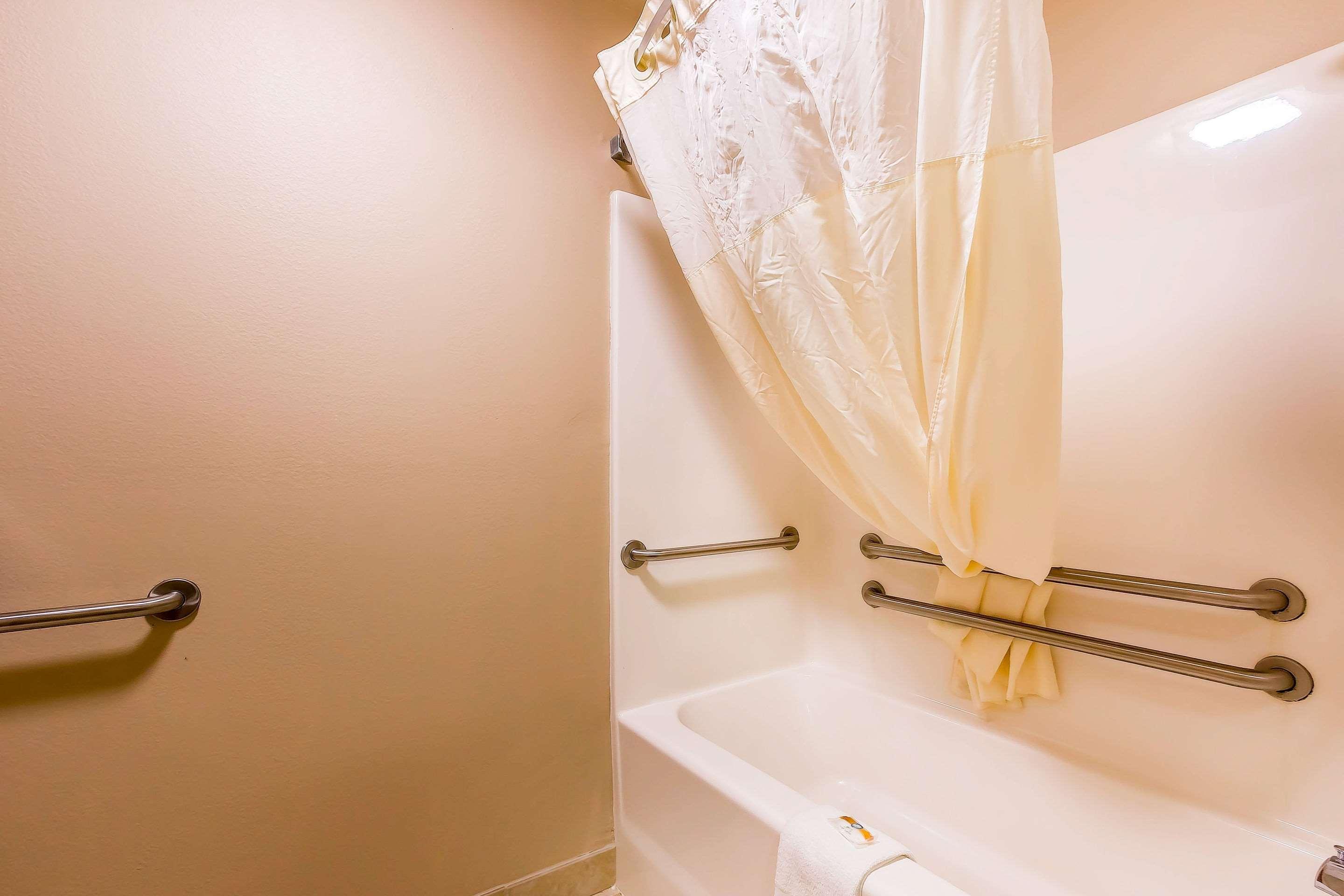 Quality Inn & Suites Chesterfield Village Springfield Dış mekan fotoğraf