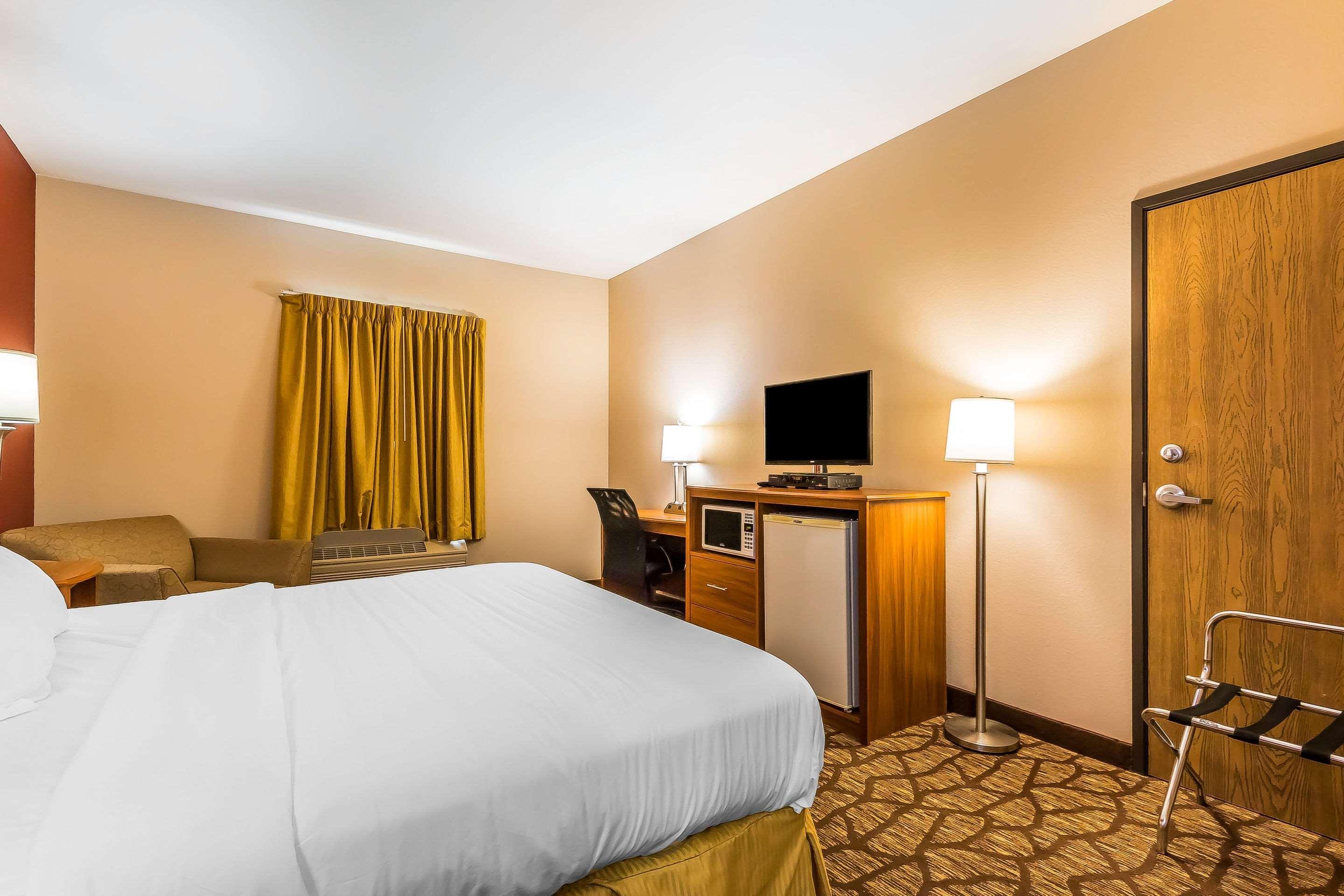 Quality Inn & Suites Chesterfield Village Springfield Dış mekan fotoğraf
