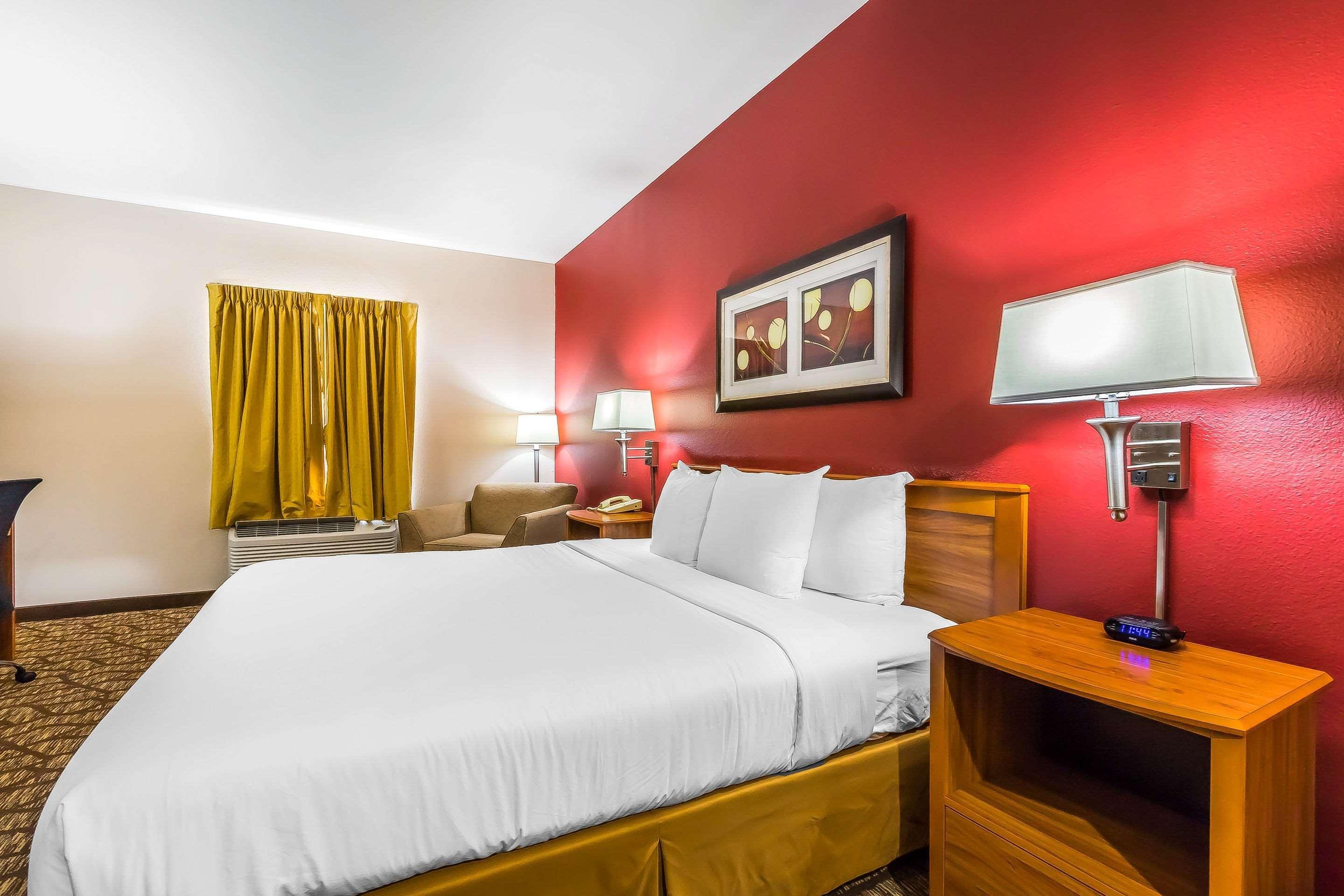 Quality Inn & Suites Chesterfield Village Springfield Dış mekan fotoğraf