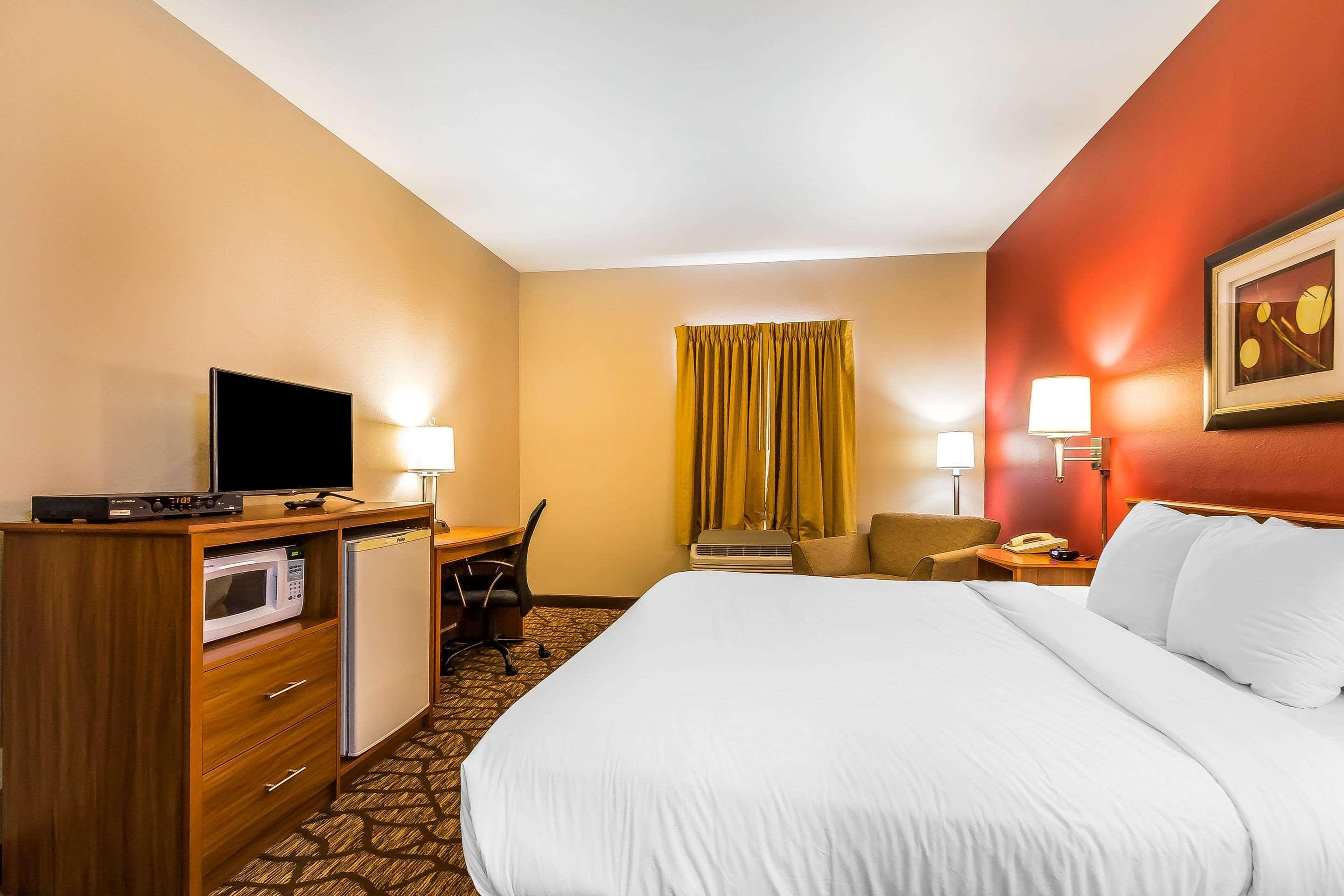 Quality Inn & Suites Chesterfield Village Springfield Dış mekan fotoğraf